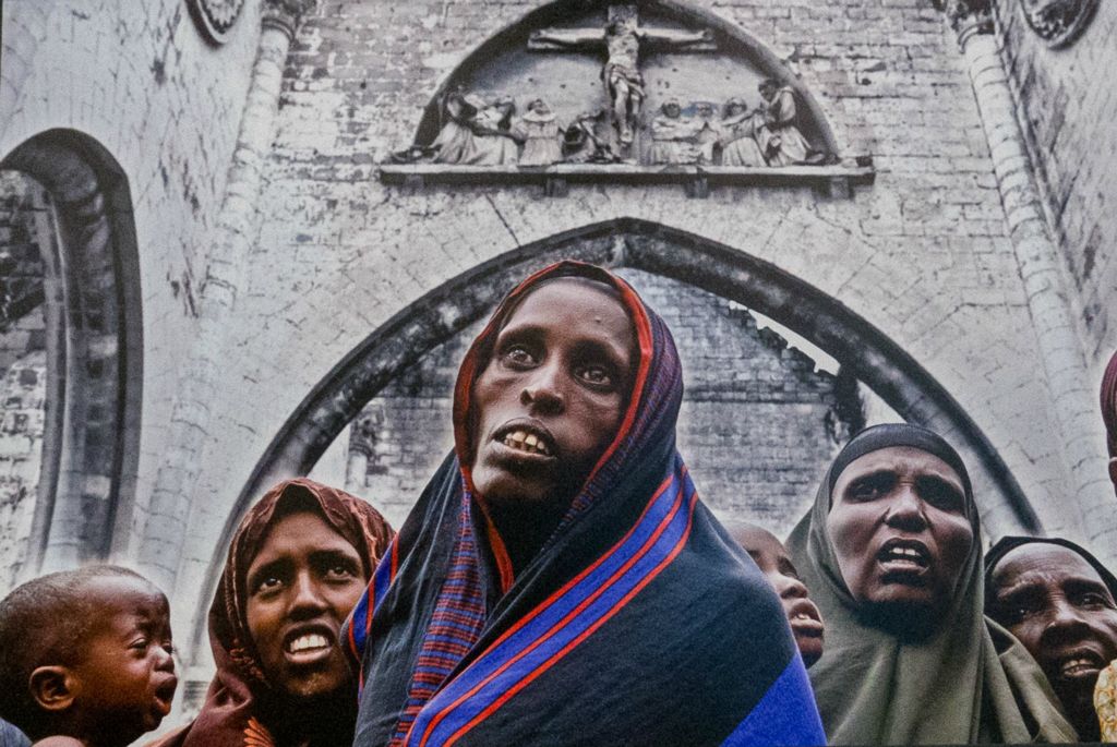 En Somalie en 2011 : familles réfugiées ( et affamées) dans la cathédrale de Mogadiscio pour fuir les milices islamistes